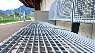 Immerhin: Statt einer Bank gibt es bei der Linthal-Braunwaldbahn-Station jetzt zwei Sitzbänke.