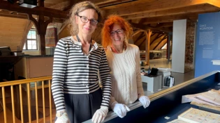 Manchmal geht es um wenige Millimeter: Anna Tomczak (links) und Claudia Glass positionieren die Exponate für die neue Dauerausstellung im Freulerpalast.