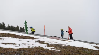 Schaufeln genügt nicht: Neben dem magischen Teppich im Ämpächli, der die Skischulkinder nach oben bringt, hat es am 5. Januar 2023 praktisch keinen Naturschnee.