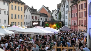 Auftakt: Schon am Freitagabend zog es viele Menschen in die Churer Altstadt. Beim Arcas versammelten sich viele Menschen und schauten sich die Darbietung der Bündner Rapszene an. 