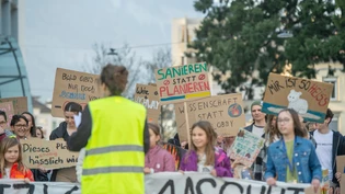 Klimaschutz in Graubünden: Bei einer Klimademonstration in Chur fordern die Teilnehmenden Taten statt Worte – wie erfolgreich der Kanton Massnahmen zum Klimaschutz umsetzt, zeigt ein aktuelles Rating.
