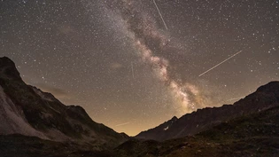 Besonderer Regen: In der Nacht vom 12. auf den 13. August ist der Höhepunkt des Perseiden-Meteorstroms – hier ein Bild der Sternschnuppen im Jahr 2021 am Flüelapass.