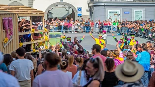 Spassige Momente: Die Schlagerparade lädt Feierlustige zum gemeinsamen Feiern ein. Damit der Besuch am Fest reibungslos läuft, gibt es einiges zu beachten – hier ein Bild der Schlagerparade 2023.