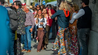 Lieben oder meiden: Die Schlagerparade zieht Schlagerfans zum Mitsingen, Tanzen und Feiern an – hier im Bild Impressionen des Umzugs der Schlagerparade 2023.