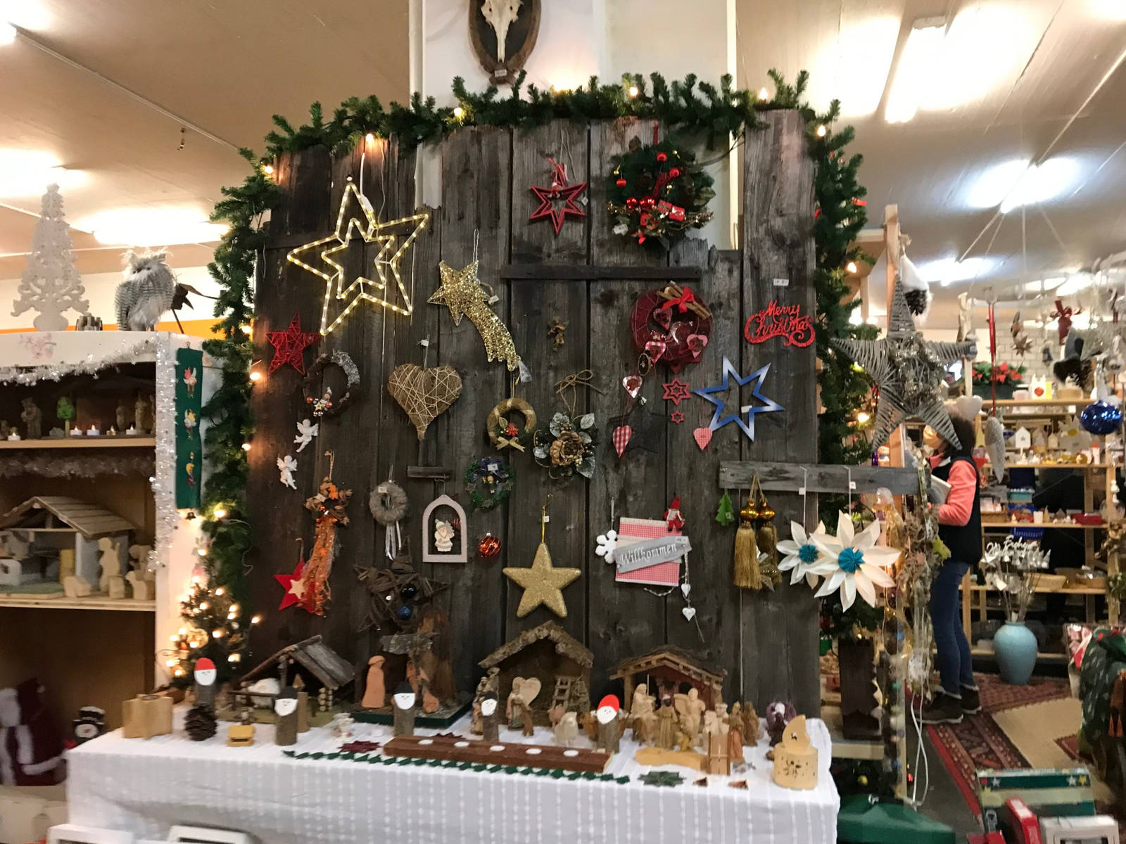 Von kitschig glitzernden Weihnachtskugeln bis traditionellen Strohsternen – die Auswahl ist gross.