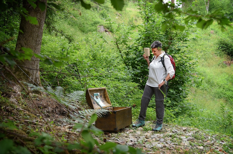 Mehr als «nur» Bergbau: In den Schatzkisten am Wegrand können Jung und Alt auch Wissenswertes über die Natur entdecken und ausprobieren.