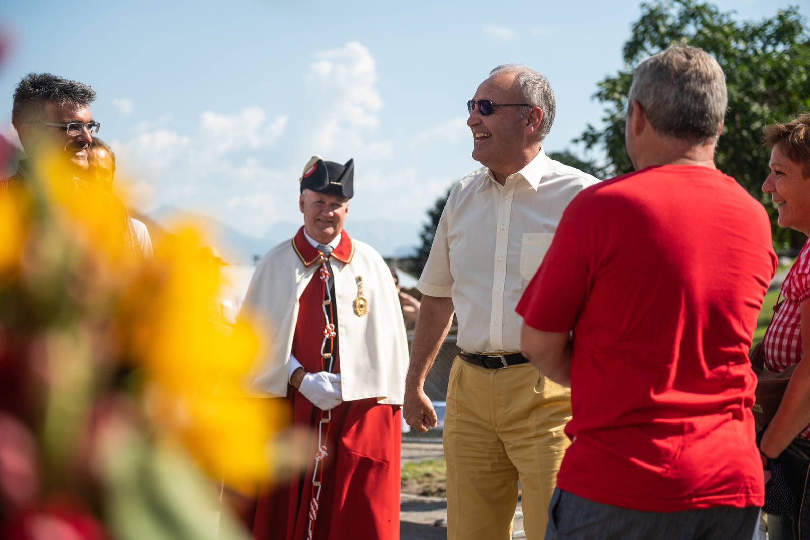 Hoher Besuch aus Bundesbern: Am Nationalfeiertag 2020 stattete Bundesrat Guy Parmelin bei strahlend schönem Wetter dem Hof der Plankis Stiftung einen Besuch ab und nahm am 1. Augustbrunch teil. 
