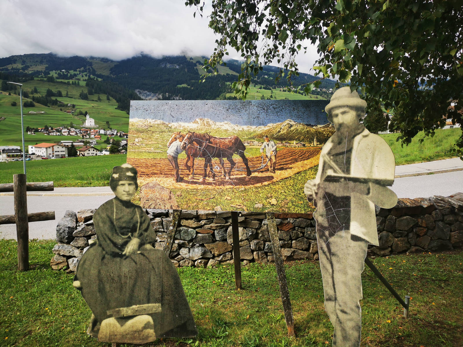 Besondere Schauplätze: Ein Posten der Krimi-Schnitzeljagd durch Savognin befindet sich beim Segantini-Denkmal.