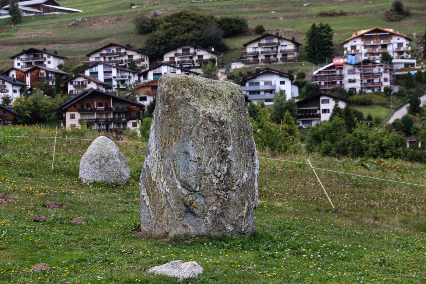 Ein Menir: Insgesamt 34 Steine gibt es auf dem Gebiet in dieser Art zu sehen.