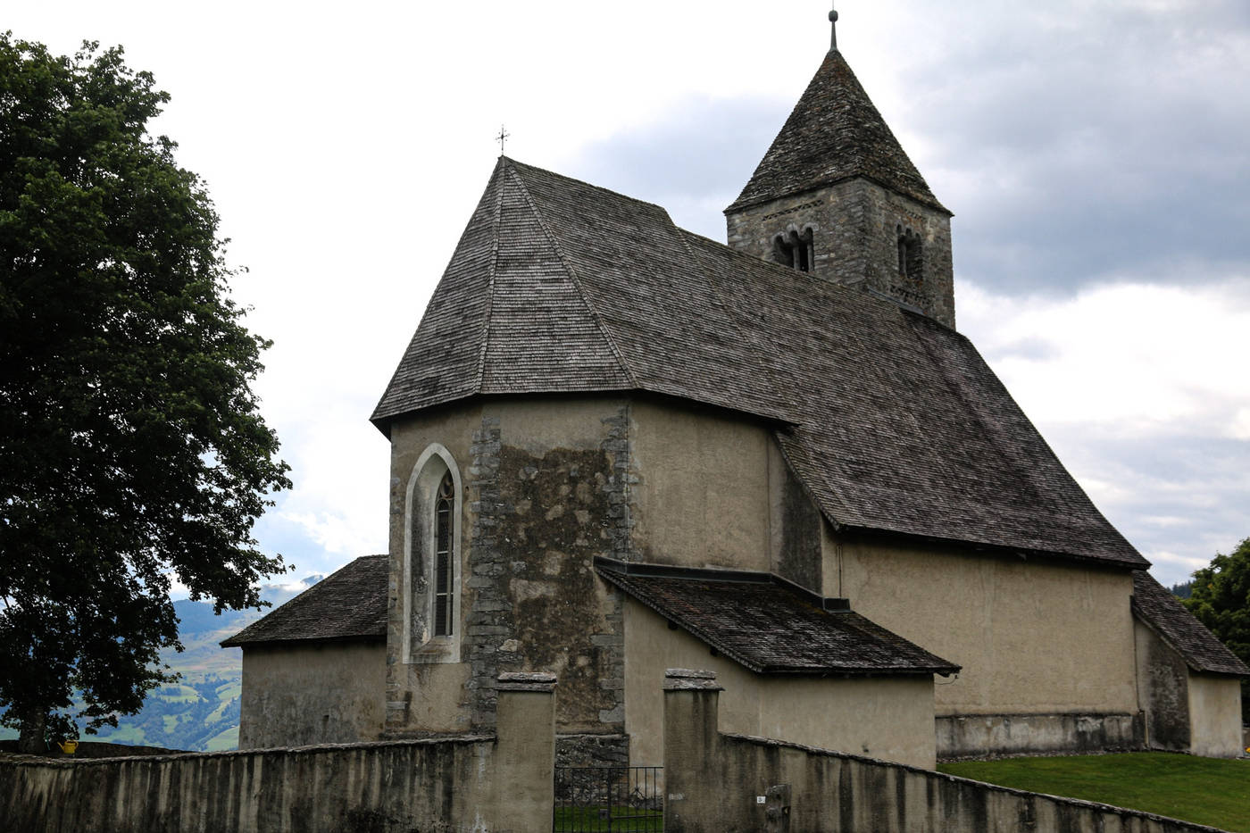 Die Kirche stammt aus dem Mittelalter: Noch heute gibt es rund um die Kirche einen Friedhof.