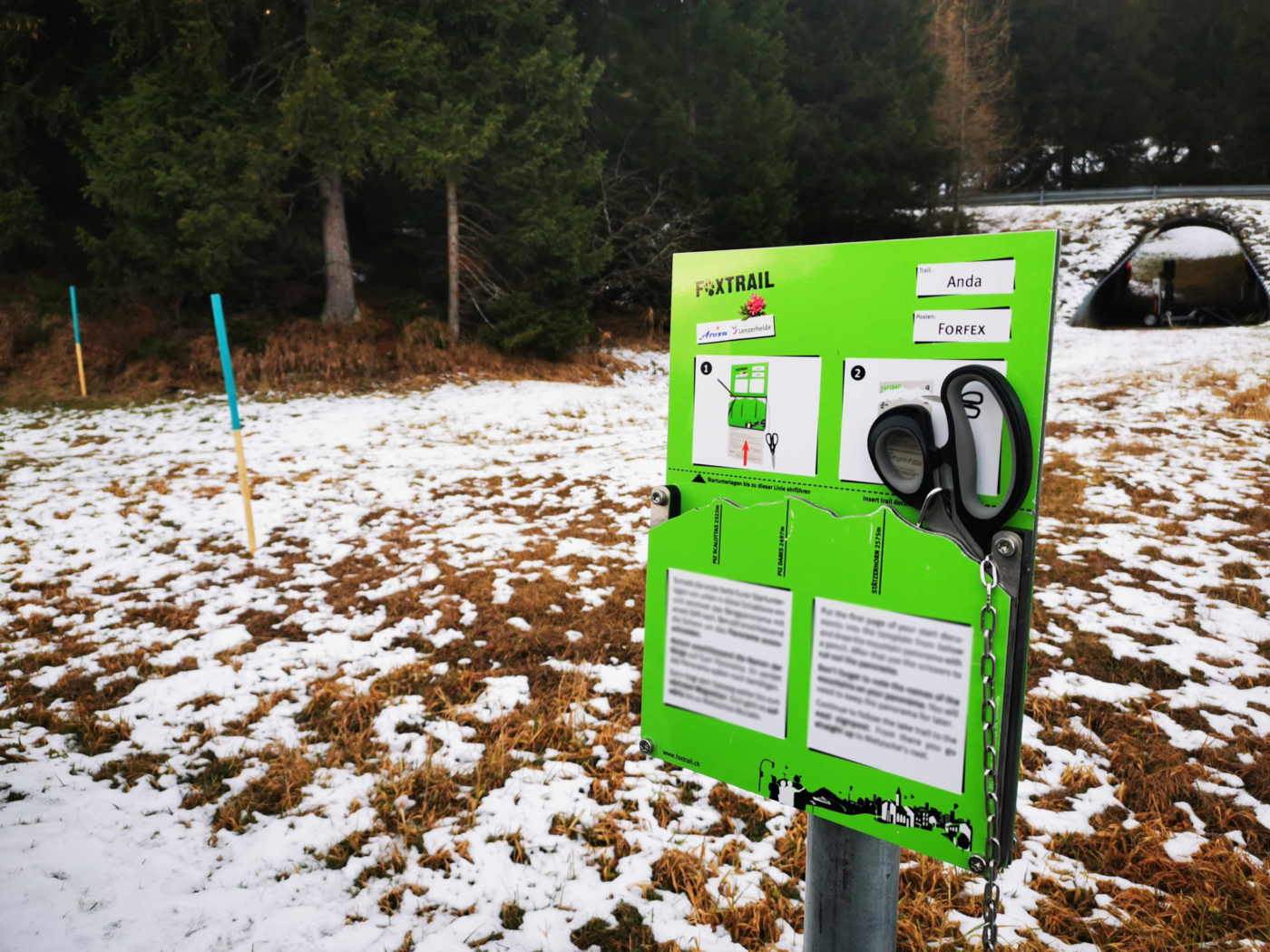 Spannende Aufgaben: Auf dem Foxtrail begegnet man verschiedenen Posten mit Hinweisen und Rätseln. Auf dem Bild wurde der Hinweis extra unerkenntlich gemacht, damit der Foxtrail für alle ein Rätselspass bleibt. 