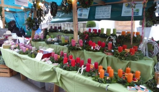 Christkindlimarkt in Sargans: An rund 70 Marktständen von der Obergasse bis zum Kirchplatz und durch die Untergasse werden Dekorationen für die Adventszeit, Selbstgemachtes, Gebackenes, Schmuck und Tonwaren angeboten.