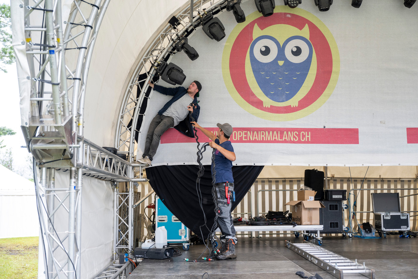 Aufwendige Vorbereitung: Der Verantwortliche für den Aufbau Martin Kohler (links) und Sicherheitsverantwortlicher Dario Capaul beim Aufbau des Open Air Malans.