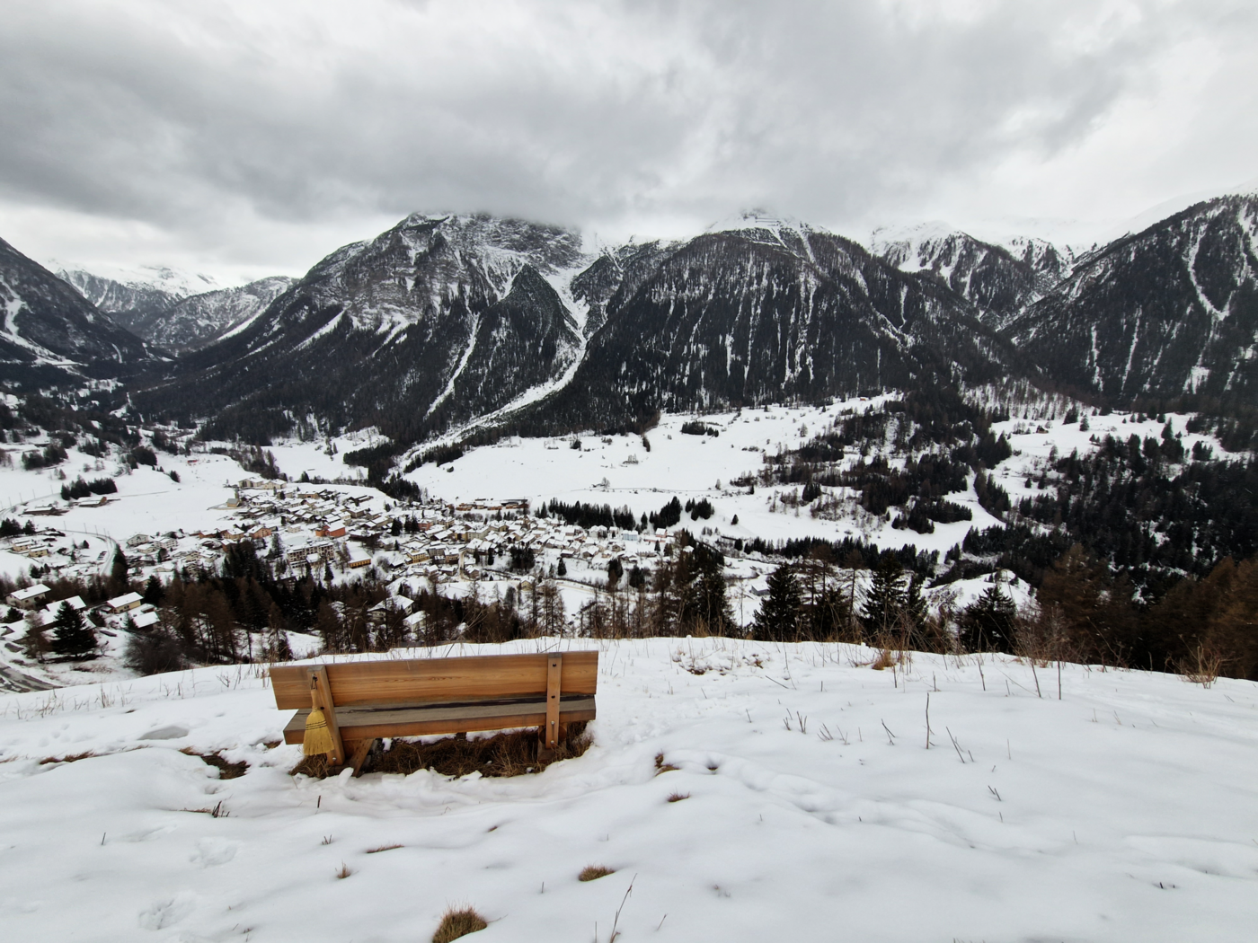 Pause einlegen: Entlang des Wanderwegs gibt es immer wieder Rastmöglichkeiten mit wunderbarer Aussicht auf das Bergpanorama.