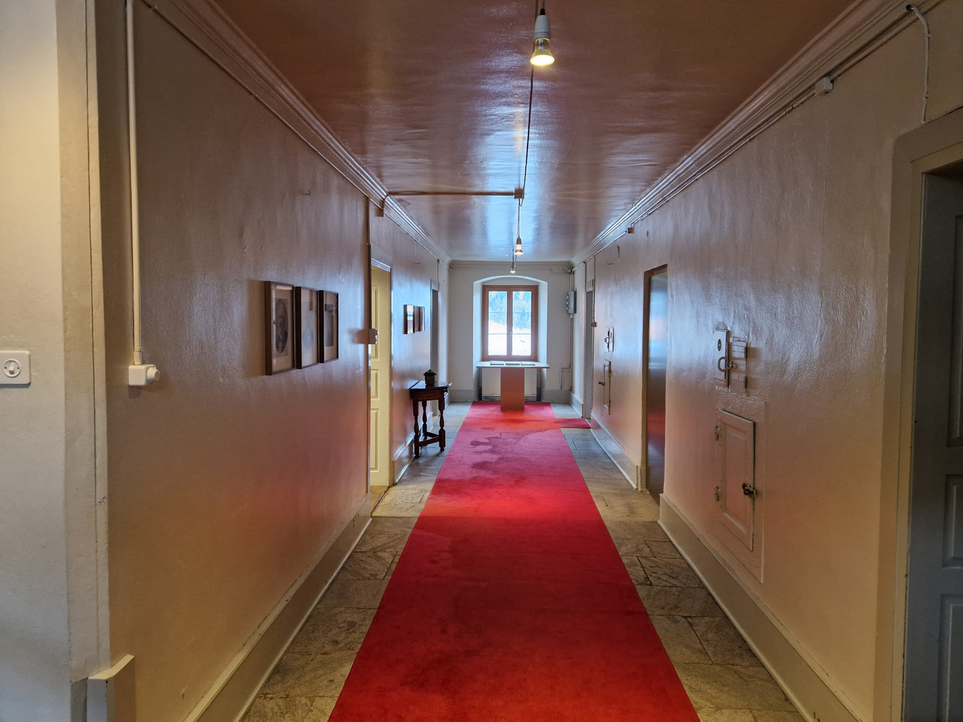 Verborgen hinter den Türen: In der Villa Carisch gibt es verschiedene Salons, in denen die Gäste des Cafés Kaffee und Kuchen geniessen können.