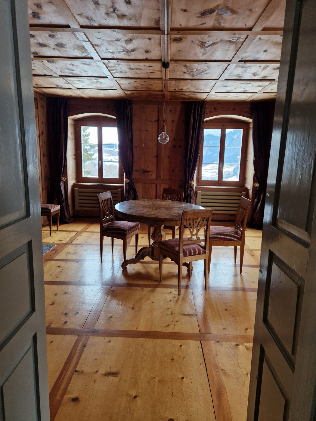 Blick in die Vergangenheit: Die Salons der Villa erinnern an die Emigrantenfamilie Carisch aus Riom.