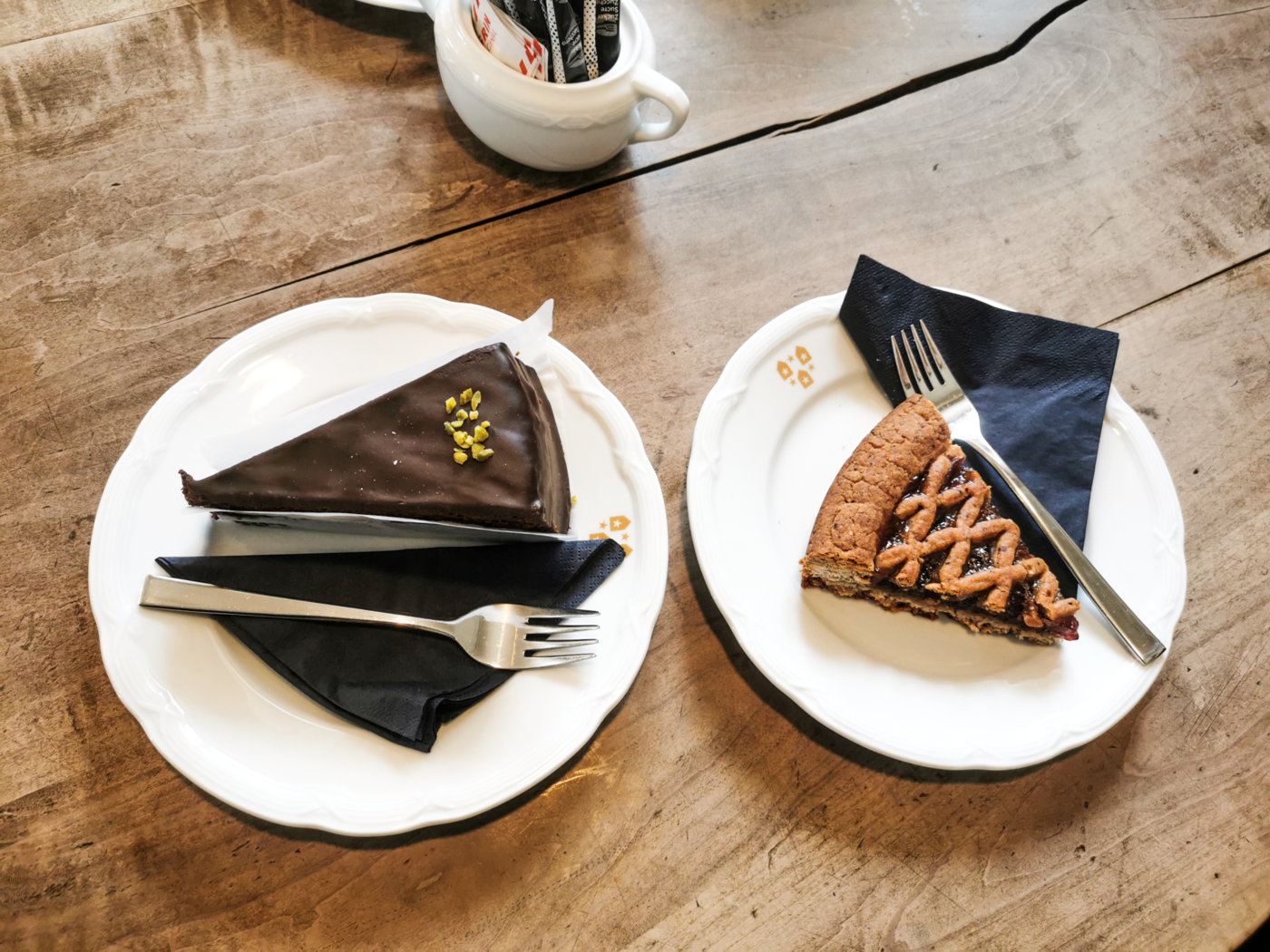 Feine Verschnaufpause: Im Café wird frische Patisserie angeboten.