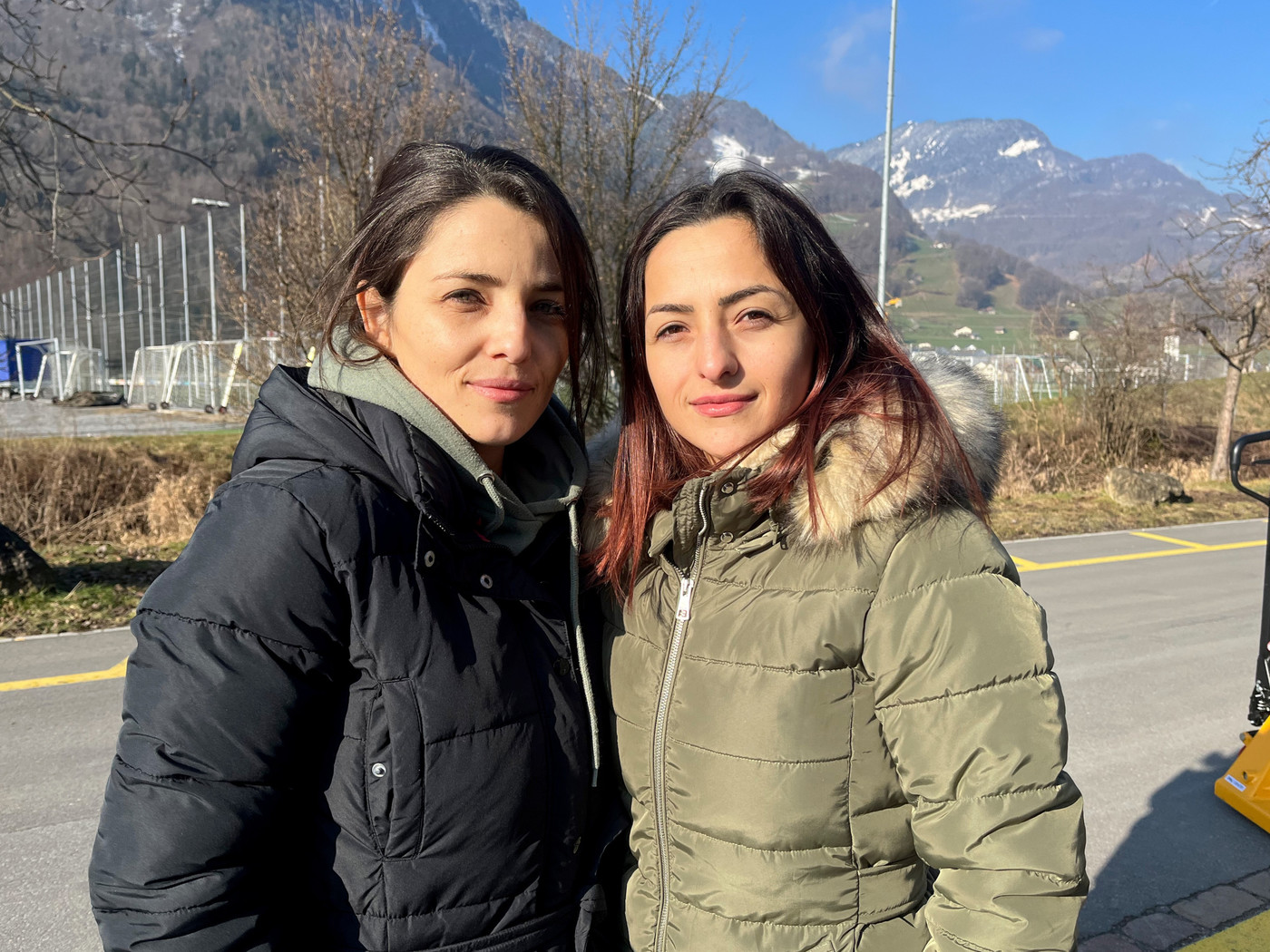 Die Schwestern Ardita Capri aus Bilten und Blerta Ramani aus Reichenburg bringen Kinderkleider und Essen nach Näfels.