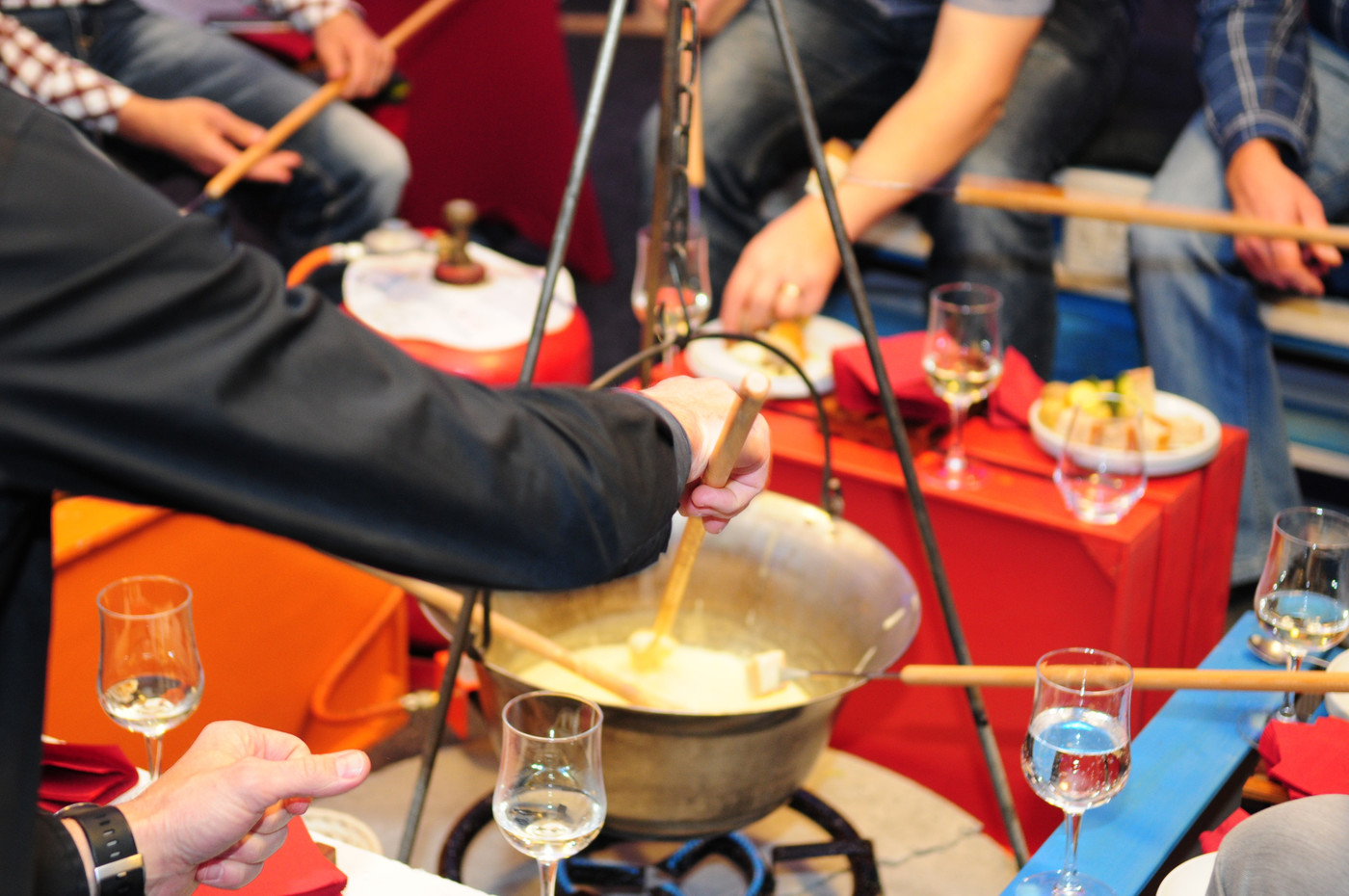 Nicht alltäglich: Fondue im Versuchsstollen Hagerbach aus dem «Kesseli».