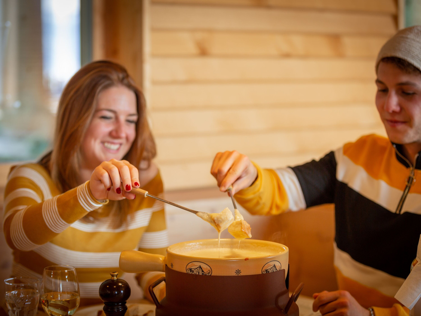 Fondue am Flumserberg, zum Beispiel direkt neben der Skipiste im Alprestaurant «Panüöl».