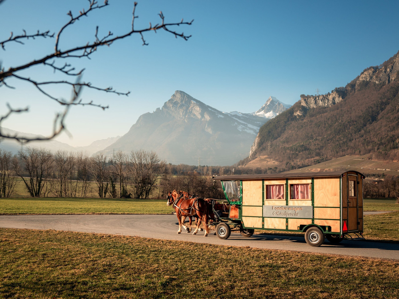 Käsefondue auf der Fahrt: Von November bis April fährt euch die Rössliposcht durch die Bündner Herrschaft.