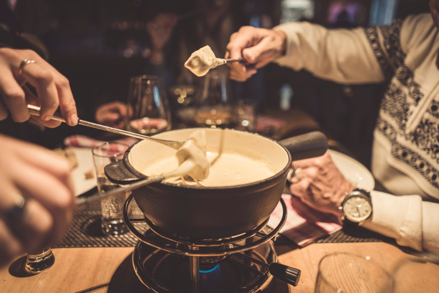 Chäsfondue Marathon im Heidis Chässtuba im »Swiss Heidi» Hotel.