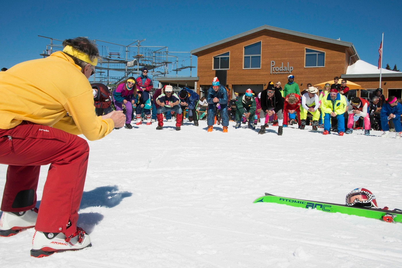 Fit für den Tag: Gemeinsam mit Ernst Good wärmen sich die Teilnehmenden auf, bevor es ab auf die Piste geht.