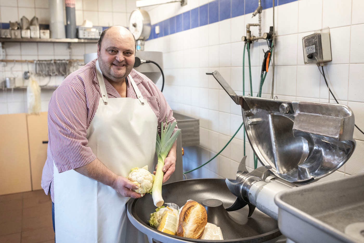 Das genaue Rezept ist geheim: Matthias Schnyder verrät aber, dass in der vegetarischen Wurst unter anderem Lauch, Blumenkohl und Tofu landen.