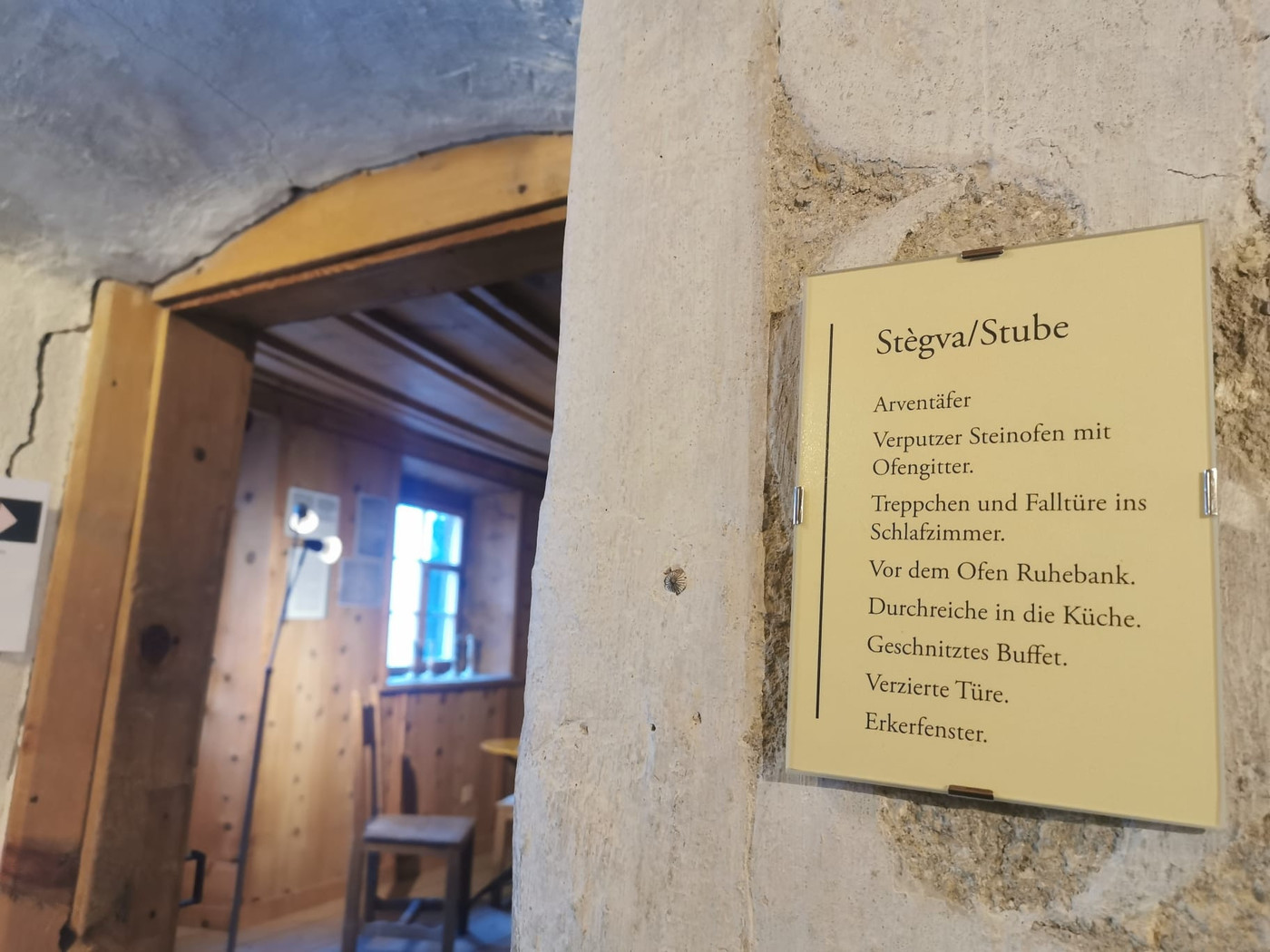 Eingang zur Arvenstube: Die «Stègva» wird heute als Trauraum genutzt.