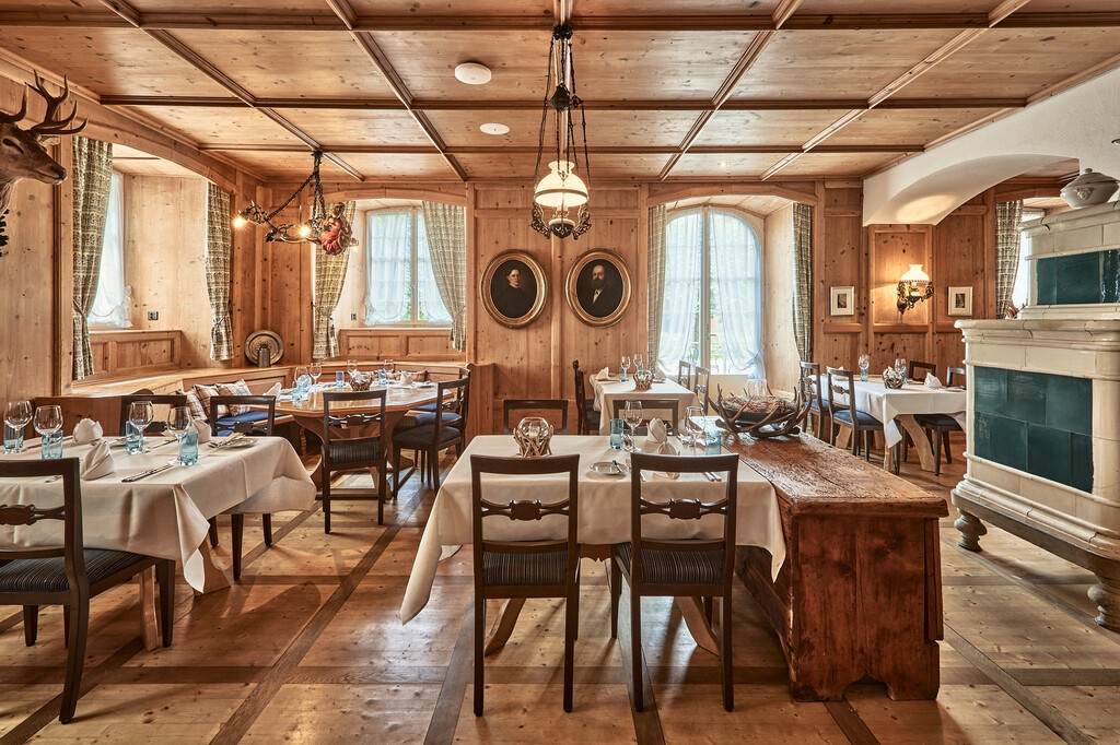 Urchig und charmant. Geniesse im Restaurant «Zollstube» Schweizer Spezialitäten und trinke dazu ein erlesenes Schweizer Bier.