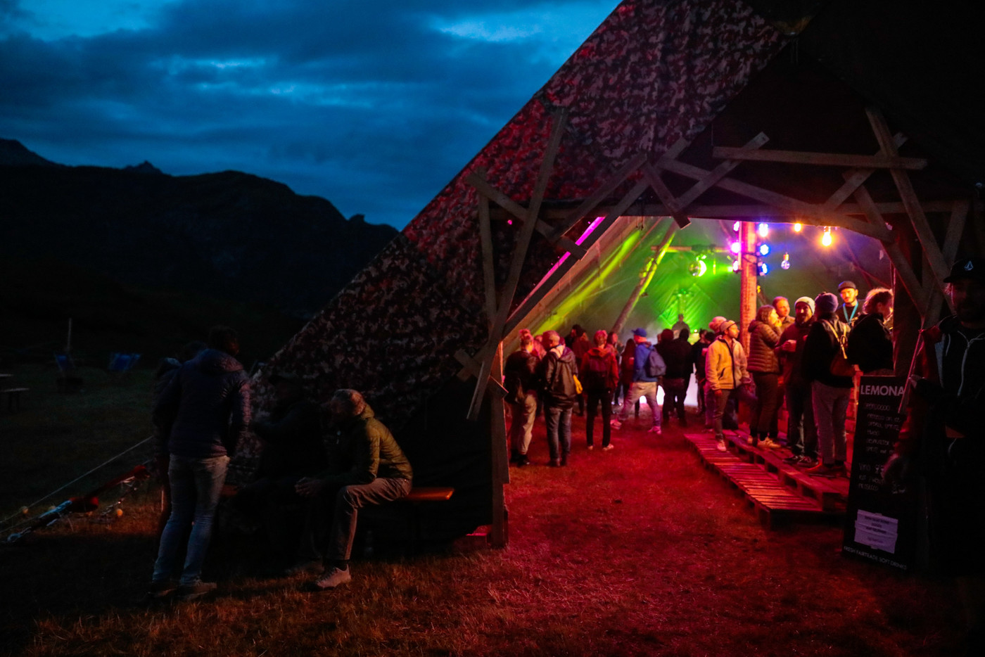 Festival auf 1800 Metern über Meer: Warme Kleidung darf im Gepäck nicht fehlen.