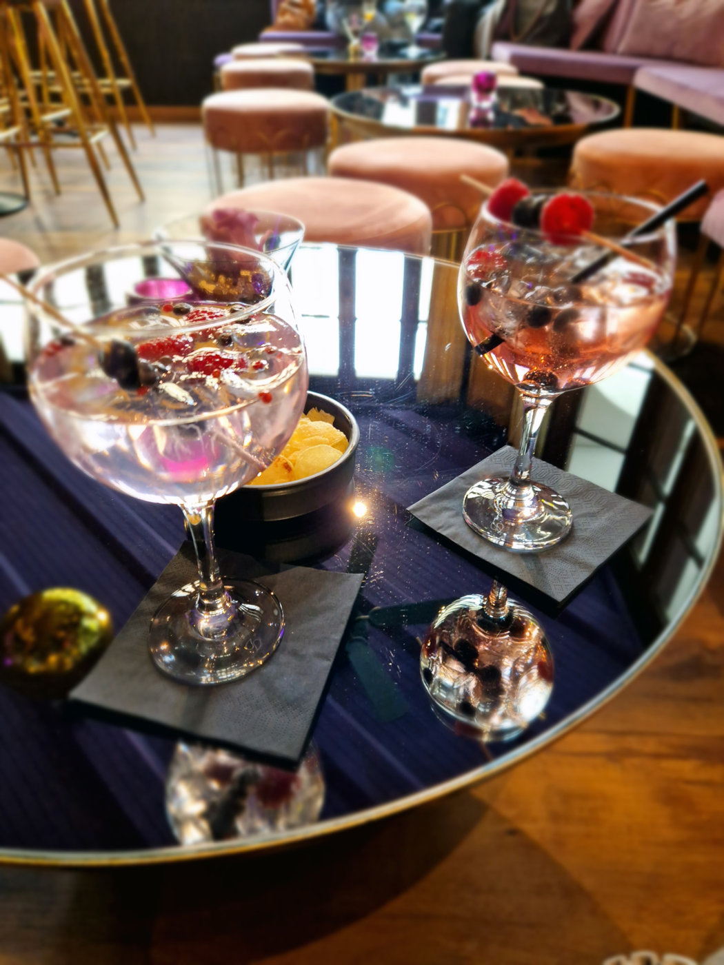 Beerentraum: Die Karte bietet diverse erfrischende und süsse Getränke an. Im Bild sind ein Lillet Berry und ein Himbeer-Gin-Mocktail zu sehen.