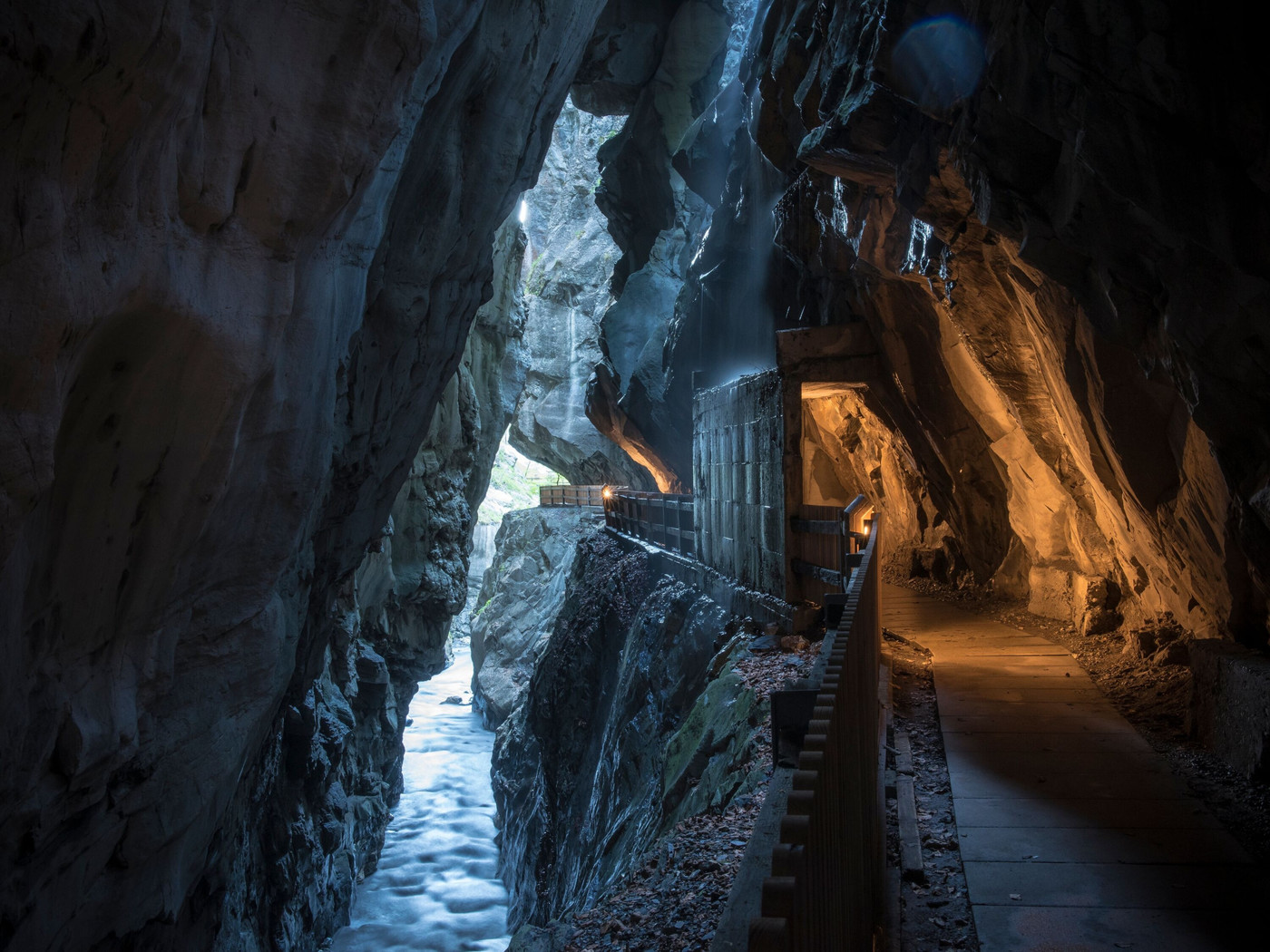Wasser in der Taminaschlucht: Tag und Nacht ist es 36,5 Grad warm.