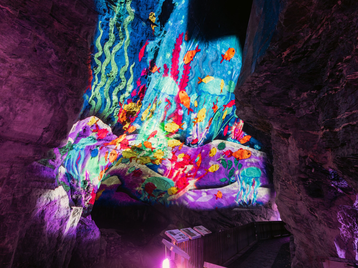 Kunterbunte Lichtershow: Light Ragaz erzählt eine Geschichte über das Glück – warum wir es suchen, wo wir es finden und wie wir lernen, mehr zu geniessen.