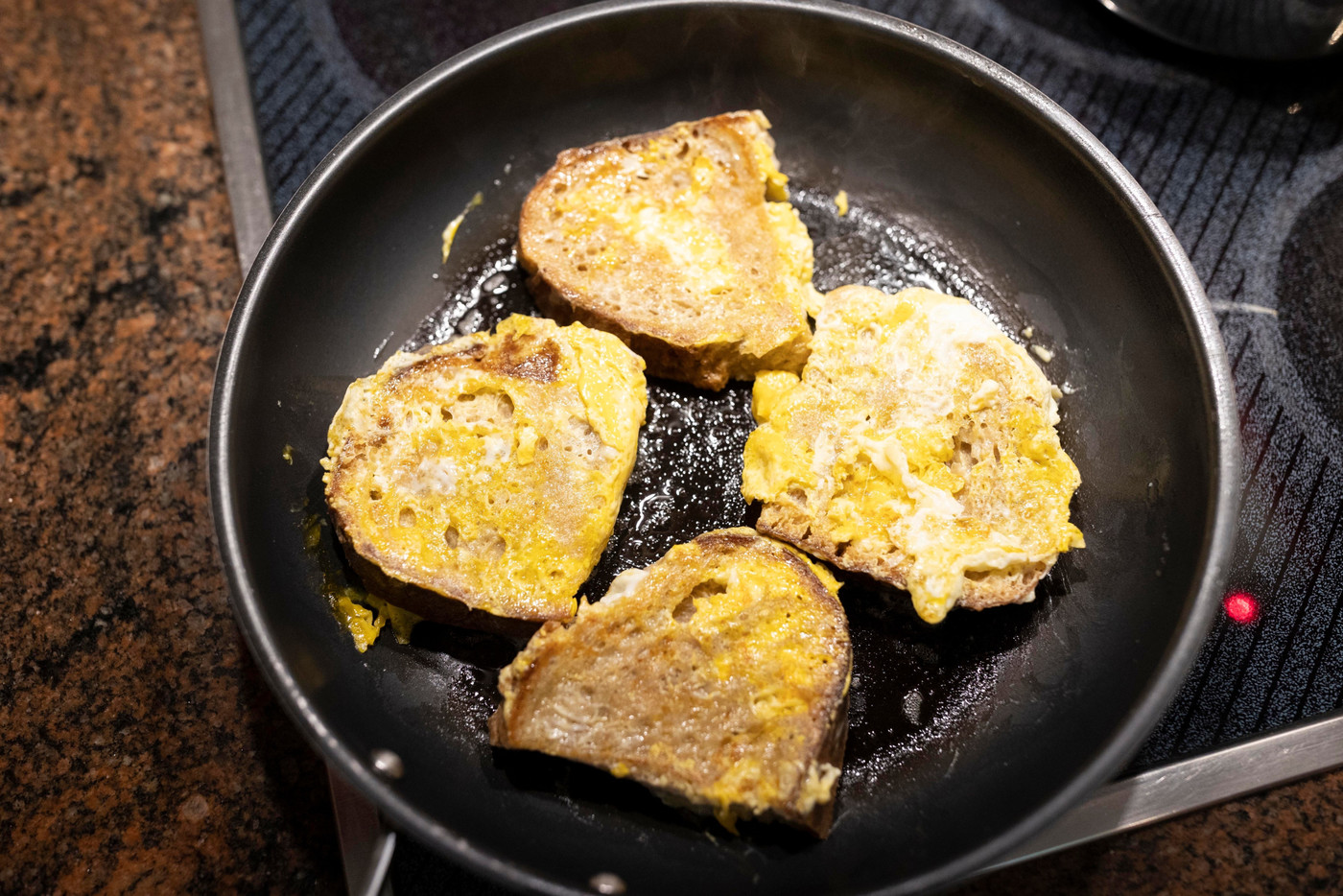 Aussen knusprig, innen saftig: Fotzelschnitten sind schnell zubereitet und werten altes Brot im Handumdrehen auf. 