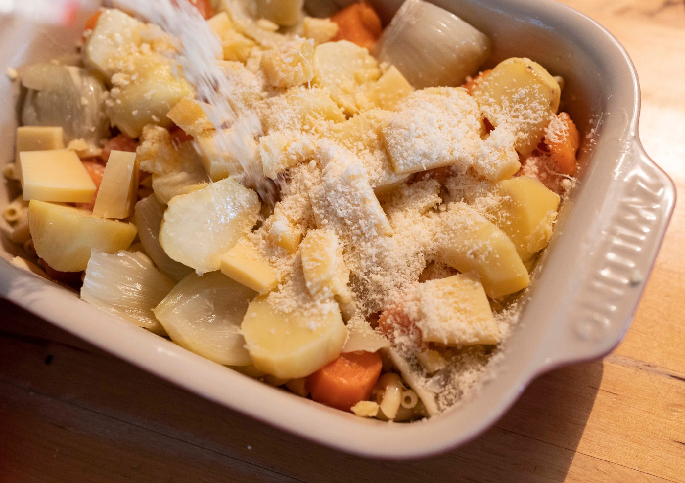 Käsige Köstlichkeit: Die Resten vom Vortag werden in einer Gratin-Form bei 220 Grad für etwa zehn Minuten im Ofen mit Käse überbacken. 