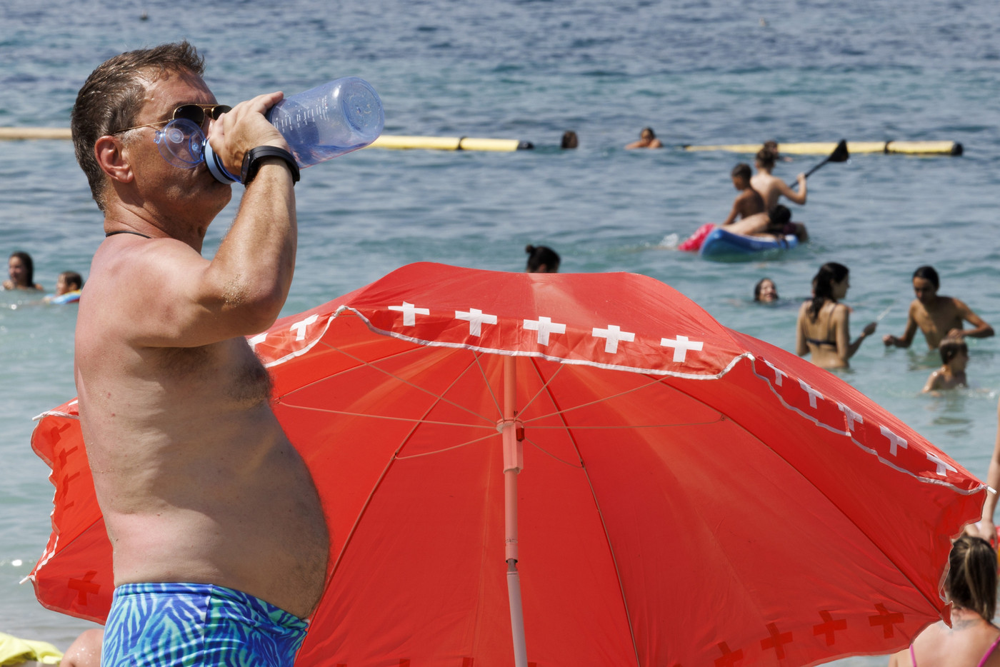 Vorsicht ist besser als Nachsicht: In den Sommermonaten sollten wir bereits vor Einsetzen des Durstgefühls trinken. 