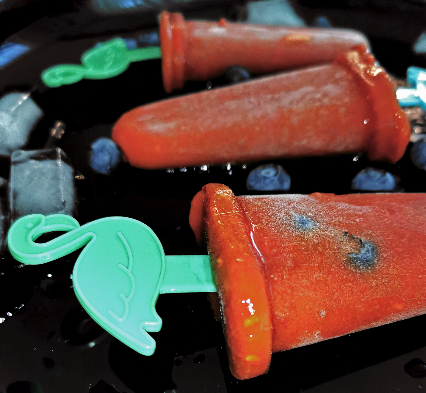 Liebe zum Detail: Unter die Glace-Masse können auch kleinere Früchte wie Blaubeeren gemischt werden.