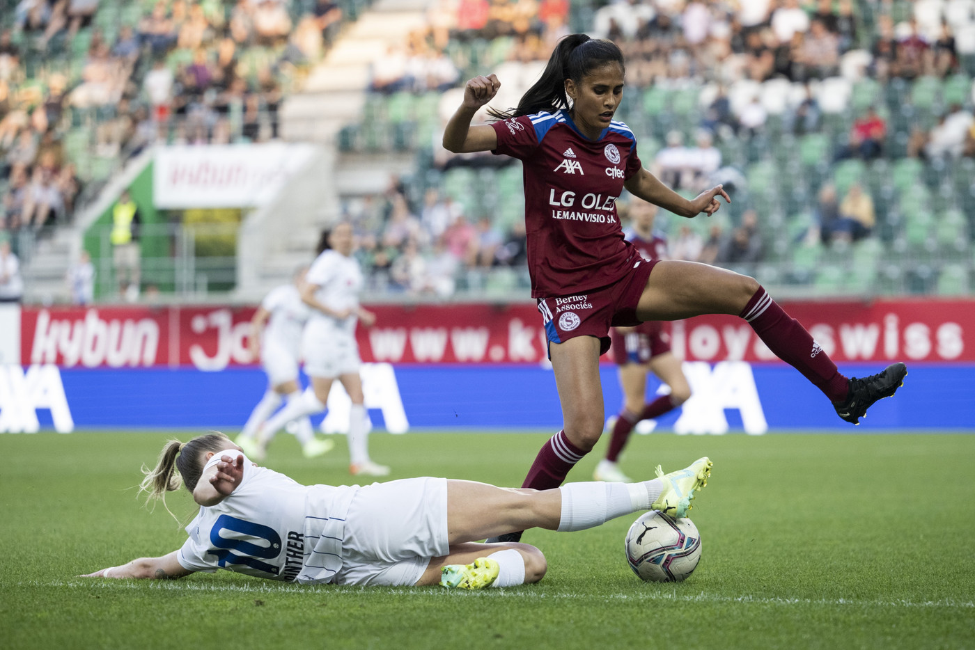 Mit Glarner Wurzeln: Die Abwehrspielerin Nathalia Spälti (rechts) spielt für Servette FC Chênois Féminin in der höchsten Schweizer Spielklasse und ist dort Stammspielerin. 
