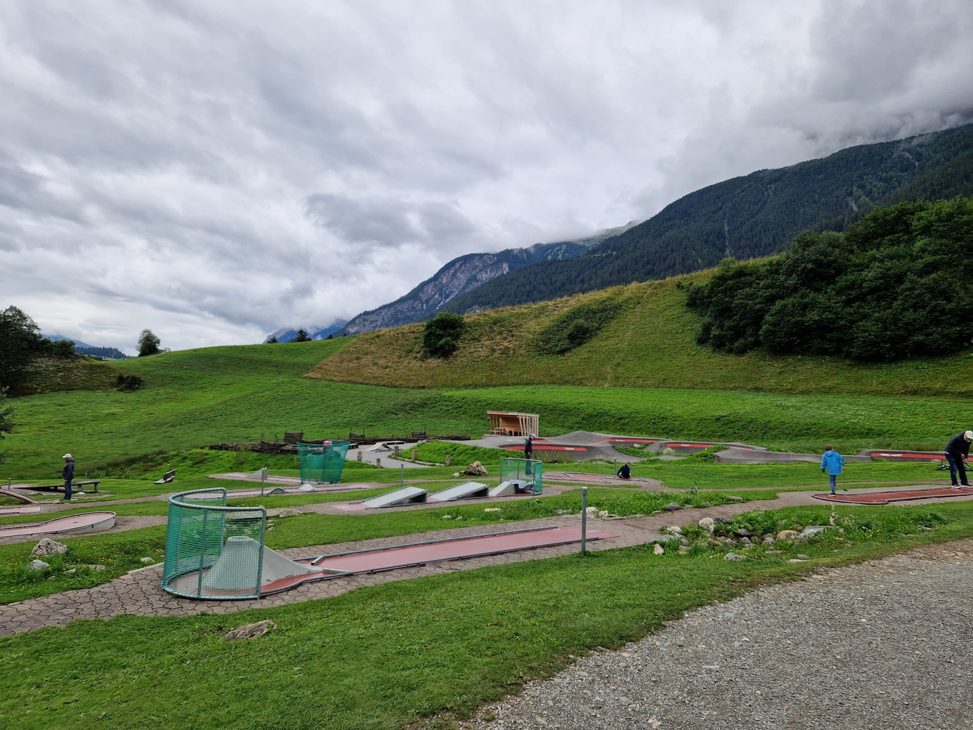 Nicht nur für Badefans: Rund um den See gibt es alternative Angebote für die Besucherinnen und Besucher. Unter anderem eine Minigolfanlage am Ende des Sees.