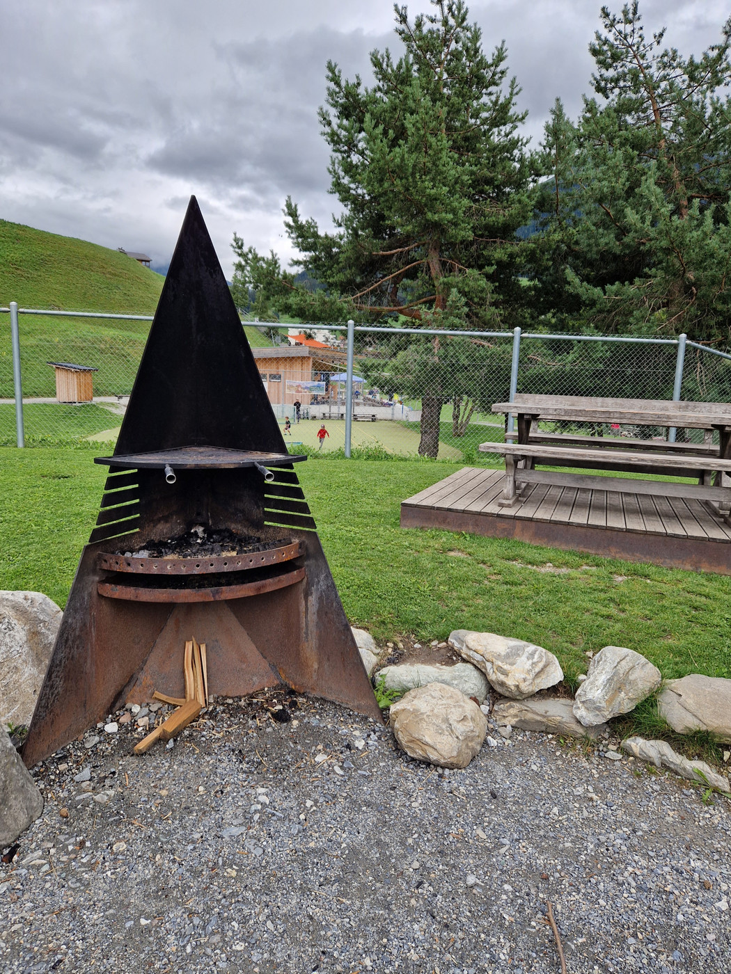 Gemütliche Pause: Auf dem Areal rund um den See gibt es mehrere Grillplätze, die zum gemeinsamen Grillieren mit der Familie einladen.