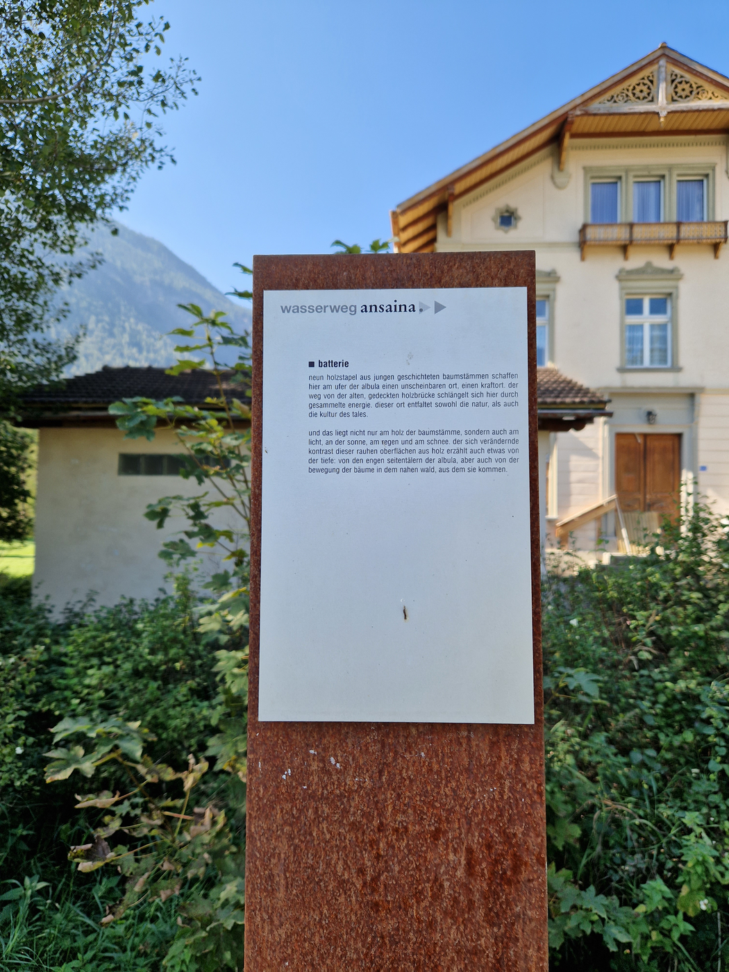 Wissen, was dahintersteckt: Bei jedem Posten gibt es Hinweistafeln mit Informationen zum Ort – hier im Bild wird die «Batterie» beschrieben. 