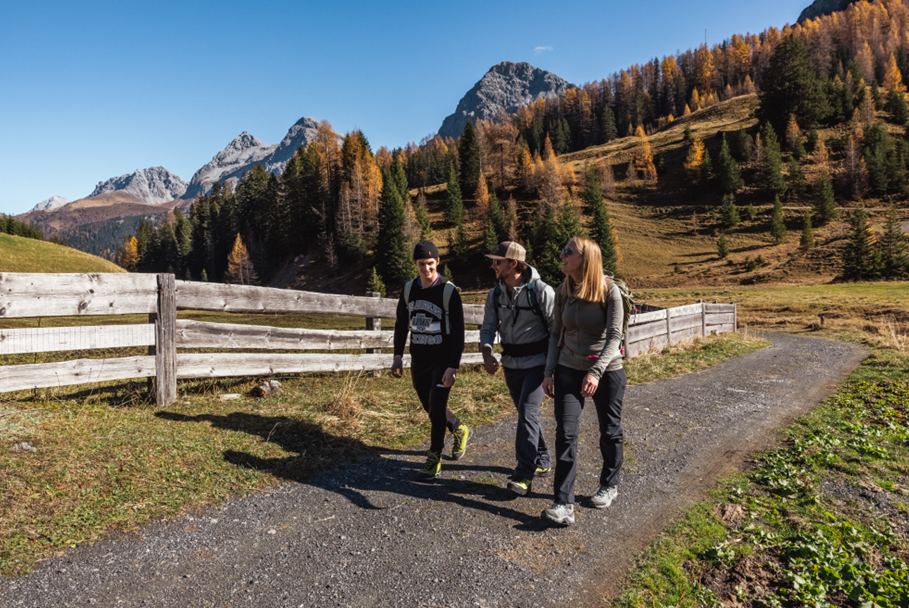 Wandern mit Aussicht: Auf über 300 Kilometer markierten Wanderwegen finden Naturliebhabende die passende Wanderung für einen perfekten Herbsttag in den Bergen.