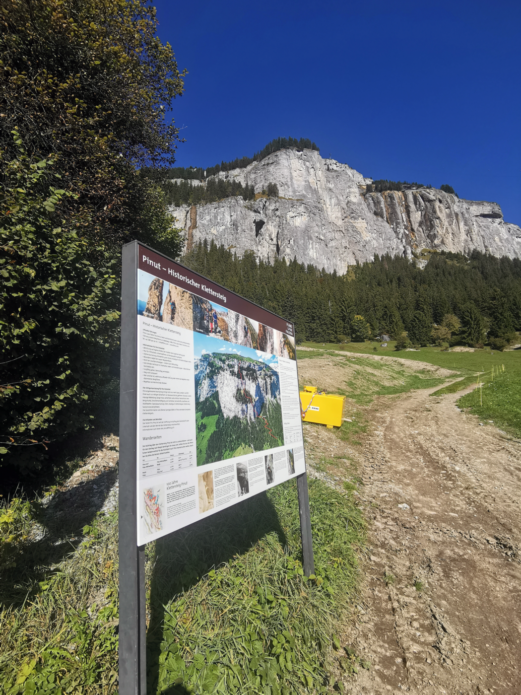 Blick auf die Felswand: Vom Wanderweg aus kann man bei genauerem Hinsehen den Klettersteig Pinut erkennen.