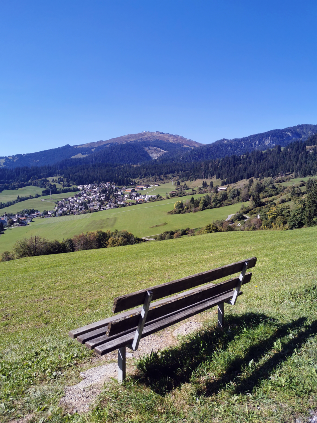 Pause mit Ausblick: Entlang des Wanderwegs laden zahlreiche Sitzbänke zu Verschnaufpausen mit Blick auf das Bergpanorama ein.