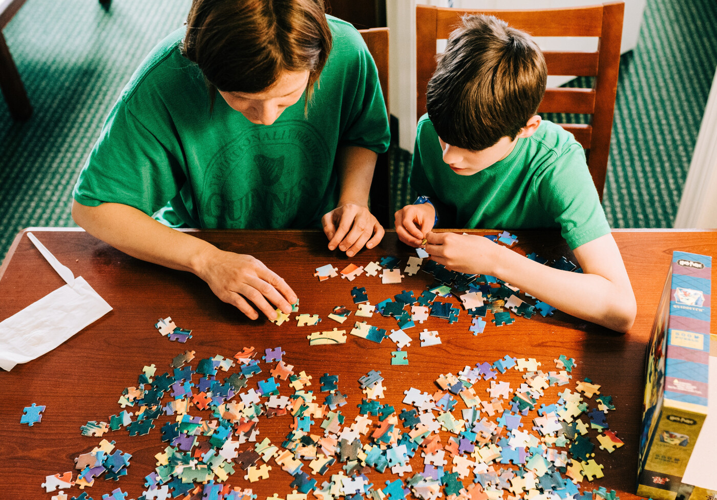 Spass für Gross und klein: Puzzeln ist ein cooles Erlebnis für kalte Tage und trainiert gleichzeitig das Gehirn. 