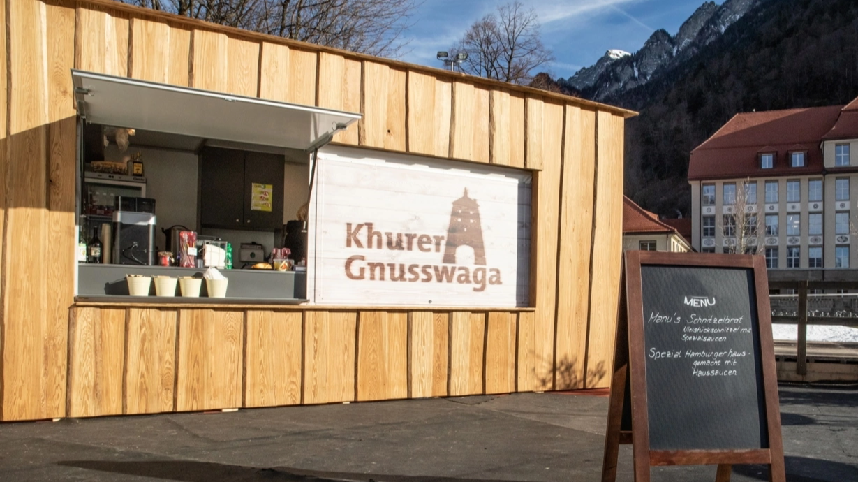 Foodtruck: Der «Khurer Gnusswaga» sorgt für Essen und Trinken.  
