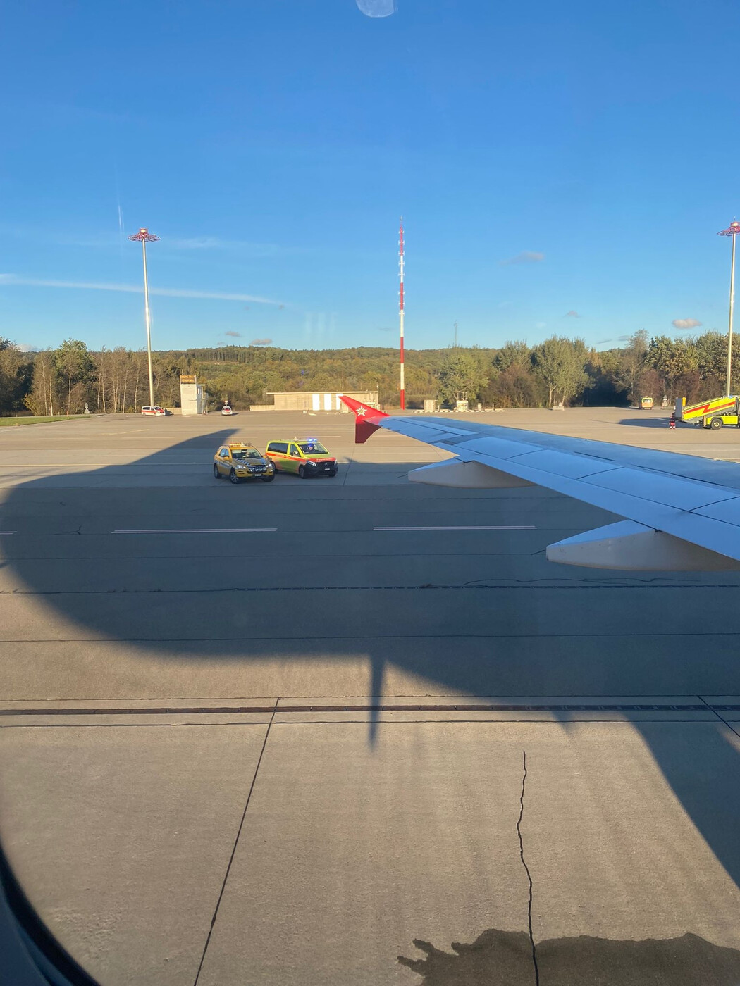 Das Flugzeug steht still: Sofort stehen Helferinnen und Helfer für einen möglichen Notfall im Einsatz.