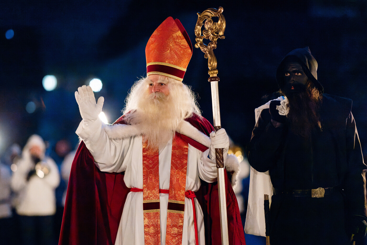 6. Dezember: Der Samiklaus kommt zusammen mit Schmutzli häufig in Bischofsrobe und mit Bischofshut.