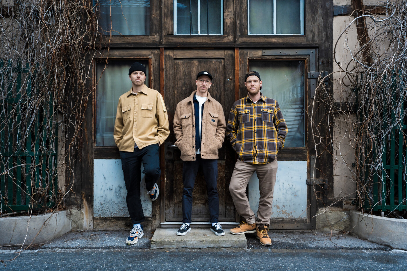 Die Gesichter hinter dem Anlass: Das Trio bestehend aus Jan «Smüde» Edelbauer, Beat «Biit» Edelbauer und  Marco «Babon» Egli (v.l.n.r), organisieren gemeinsam die dritte Ausgabe des Nachtflohmarkts.